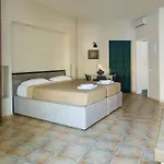 Nireas Apartahotel 3*